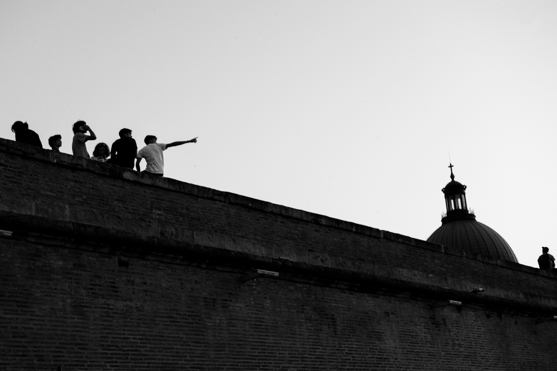 Figures on the wall, the dome behind.